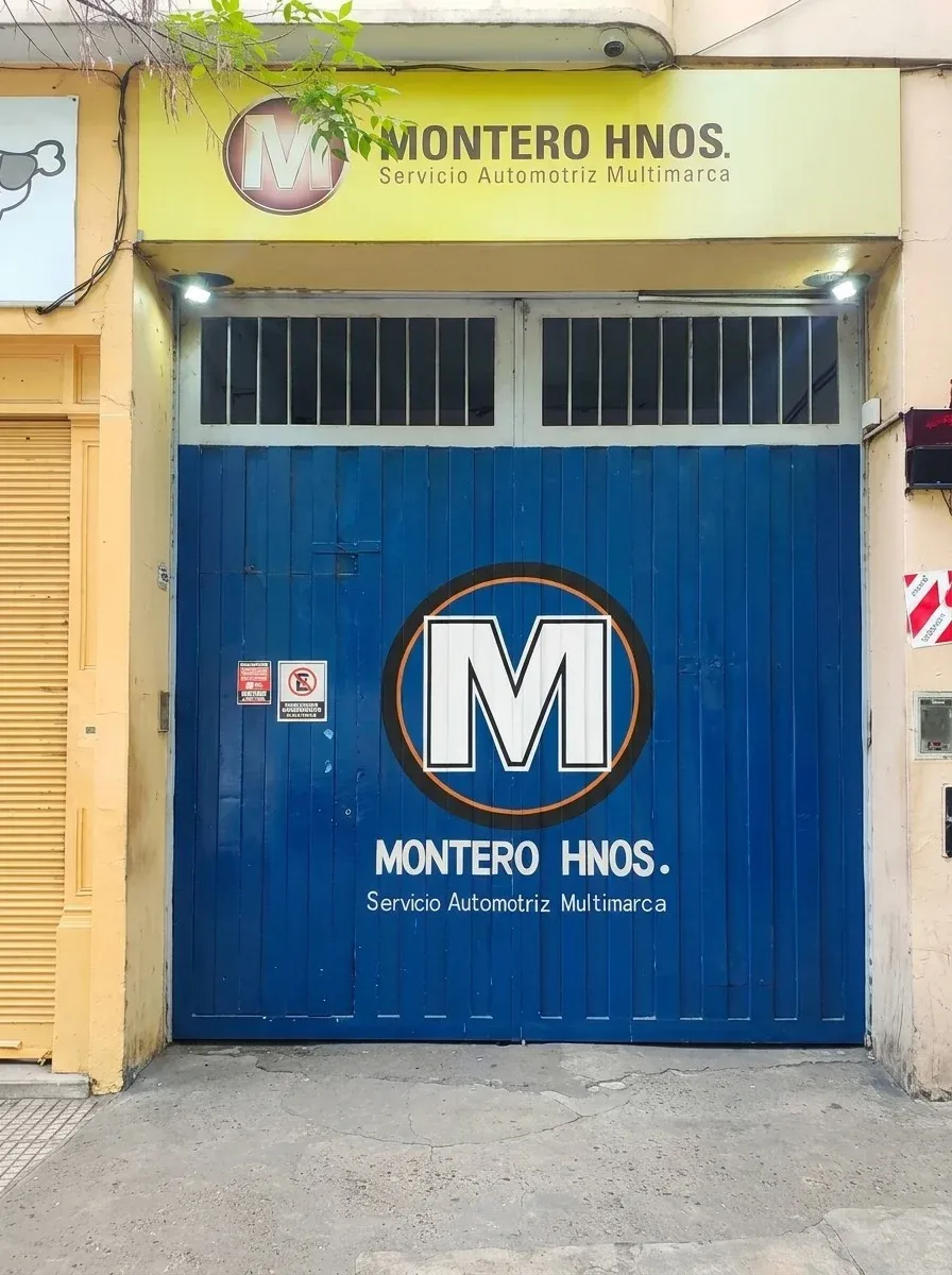 Portón de Montero Hnos. con el logo pintado