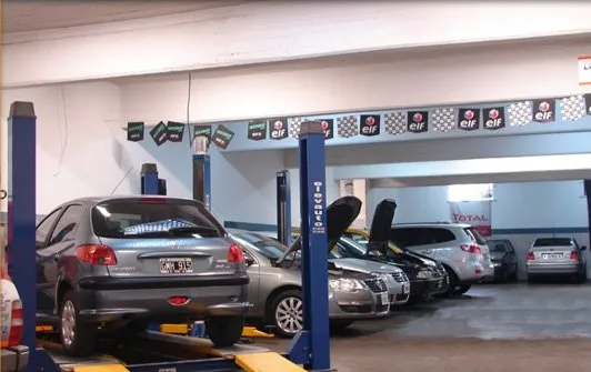 Boxes de trabajo con autos en reparación