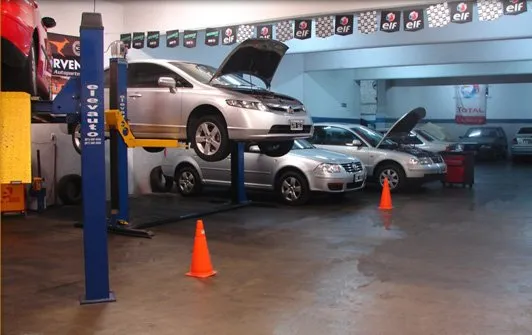 Autos en reparación dentro del taller